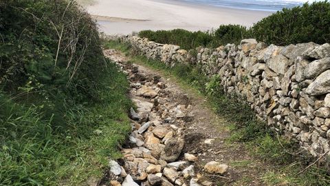 De Laxe a Soesto. La pista que llega a la playa laxense se encuentra en tal mal estado en algunos tramos que está casi inutilizada incluso para los peatones. Las torrenteras del invierno han abierto grandes surcos que sería preciso paliar con una mezcla de tierra y piedras para poder facilitar el uso de la vía por parte de los senderistas, de cara a la temporada veraniega.