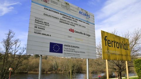 Carteles de obras finalizadas hace años y que siguen sin retirarse, a orillas del río MIño