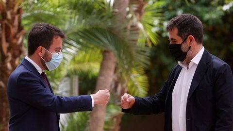 Pere Aragonès y Jordi Sànchez, este lunes al presentar el acuerdo al que han llegado ERC y Junts para formar un Gobierno de coalición