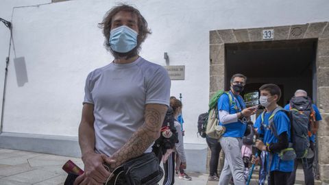Miguel recogió su compostela mientras su perrita descansaba de la ruta en el coche