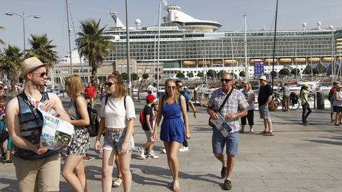 Pasajeros del crucero Independence of the Seas visitan Vigo. Foto de archivo, 2017