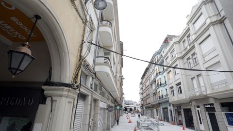 La renovación de la calle Quiroga Ballesteros no incluirá la retirada de los cables que la afean