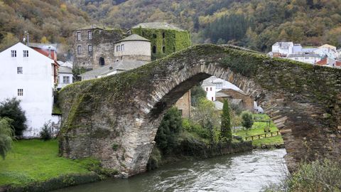 Fortaleza e ponte medieval sobre o río Navia, en Navia de Suarna