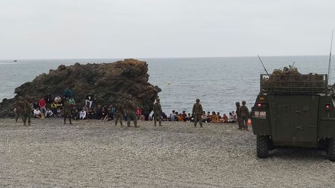 Efectivos del Ejército de Tierra trabajan este martes en el dispositivo especial puesto en marcha ayer por la entrada de 5.000 inmigrantes marroquíes a Ceuta por los espigones fronterizos