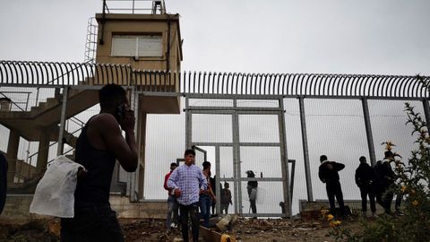 Un grupo de inmmigrantes son devueltos a Marruecos por las autoridades españolas en la frontera entre Ceuta y Fnideq