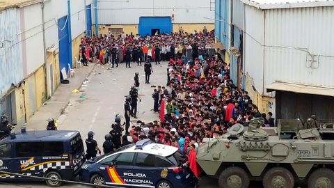 La policía Nacional y el Ejército de Tierra vigila a cientos de inmigrantes
