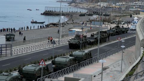 Un destacamento blindado de los legionarios en la zona de El Tarajal, en la frontera entre España y Marruecos