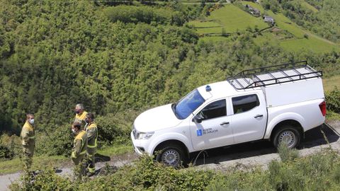Equipo de Bomberos Forestables Ancares 1 en la zona donde encontraron el cuerpo, en Ventosa