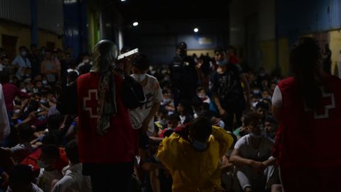 La Cruz Roja ayuda a grupos de inmigrantes llegados a la playa del Tarajal