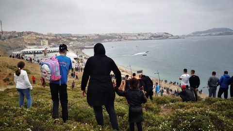 Cientos de personas se dirigen hacia la frontera con Ceuta desde Fnideq, la antigua Castillejos