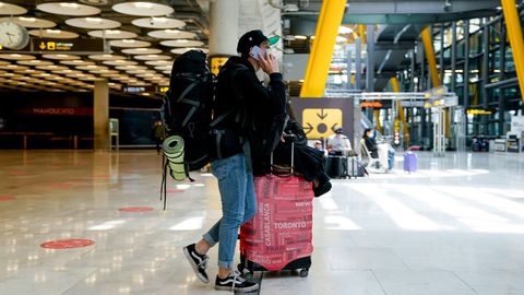 Un chico con su equipaje en la T4 del aeropuerto Adolfo Suárez, Madrid-Barajas