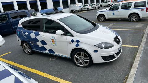 Dos coches de la Policía Local y uno de Protección Civil aparecieron el lunes con dos ruedas rajadas cada uno de ellos