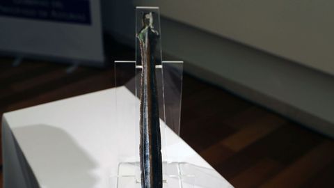 El Museo Arqueológico de Asturias exhibe desde este martes la conocida como  espada de Sobrefoz 