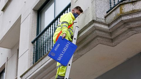 Retirada de la placa de la avenida dedicada a Juan Carlos I en Pontevedra