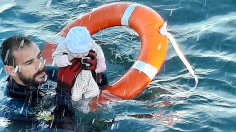 Un agente del GEAS (Grupo Especial de Actividades Subacuticas) de Ceuta rescat a este beb de apenas unos meses de vida