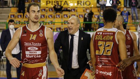 Rafa Monclova, técnico de Murcia, arengando a los suyos