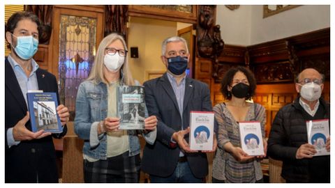 Las tres nuevas ediciones de la novela fueron presentadas en el Casino de Santiago