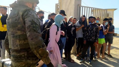 Un grupo de jóvenes marroquíes son devueltos a su país por las autoridades españolas este miércoles en Ceuta. El número de devoluciones de inmigrantes asciende ya a 4.800