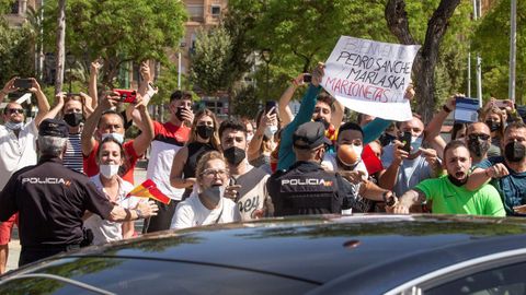 Varias personas se manifiestan contra la llegada del presidente del Gobierno, Pedro Sánchez, a Ceuta