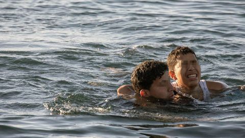Dos inmigrantes llegan a nada a la playa de El Tarajal en Ceuta este miércoles