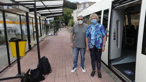 Jorge Luis Vázquez e Hilda Riveira, usuarios de Feve, en uno de los apeaderos de Viveiro