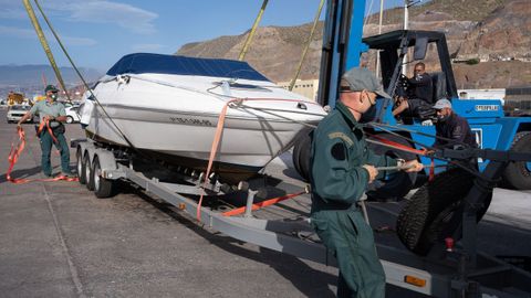 Agentes de la Guardia Civil remolcan la embarcación de Tomás Gimeno, padre de Anna y Olivia