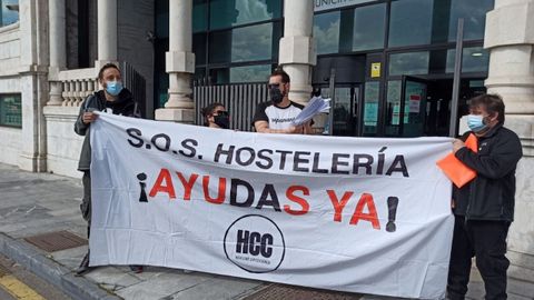 Miembros de Hostelería Con Conciencia frente al edificio administrativo de la Antigua Pescadería Municipal