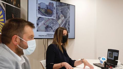 Lara Méndez y Álvaro Santos explicando el proyecto de urbanización de San Roque con Ronda da Muralla