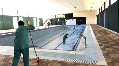 La puesta a punto de Manzaneda.Labores de limpieza en la piscina y el spa