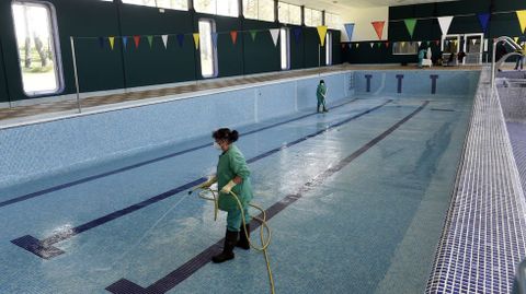 La puesta a punto de Manzaneda.Labores de limpieza de la piscina y el spa