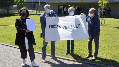 Cuatro representantes vecinales de Portas presentaron las 842 firmas en la Delegación Territorial de la Xunta en Pontevedra