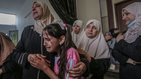 Familiares de un joven de 19 años muerto en los bombardeos israelies.