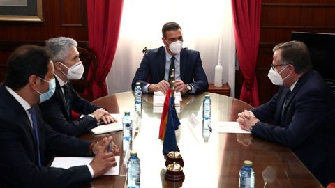 Sánchez y Grande-Marlaska, durante su reunión con el presidente de la ciudad autónoma de Melilla, Eduardo de Castro