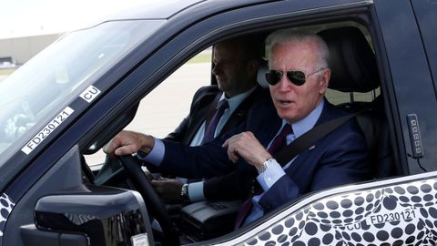 El presidente de Estados Unidos, Joe Biden, este miércoles, durante una visita a una fábrica de Ford en Deaborn (Michigan)