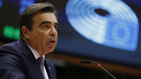 El vicepresidente de la Comisión Europea, Margaritis Schinas, este miércoles, en el pleno del Parlamento Europeo celebrado en Bruselas