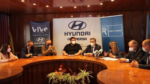 El alcalde, José Miguel Pérez, con los responsables de Hyundai y Pérez Rumbao