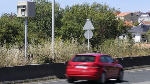 Un turismo pasando junto al radar de tráfico de A Malata, en Ferrol, cuyas sanciones, en algún caso, ya han sido cuestionadas por los tribunales.