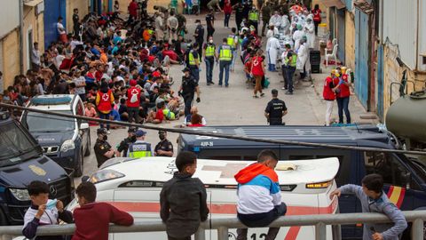 Imagen de las decenas de menores llegados solos a Ceuta, que esperaban a hacerse las pruebas de covid, el miércoles, en el polígono industrial de la ciudad autónoma