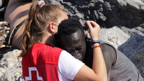 Luna, la trabajadora de Cruz Roja que consuela a un inmigrante que llegó exhausto a Ceuta, el pasado martes