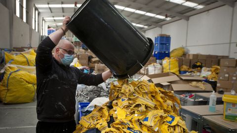 A esta nave coruñesa llegan los uniformes de Ikea de toda Europa para reciclar