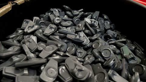 Se recicla todo, desde alarmas, plásticos, cartones, broches... que venden a proveedores para incorporar a nuevas prendas.