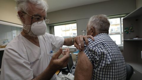 La campaña de vacunación masiva continúa estos días en el hospital de Burela al tiempo que han vuelto a surgir pequeños brotes en Viveiro o Cervo