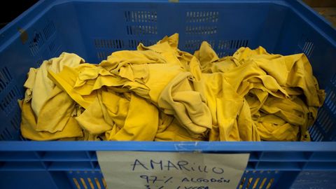 Los uniformes de Ikea de toda Europa llegan a esta nave donde se convierten en trapo amarillo