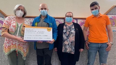 La alcaldesa, Marisol Morandeira (primera por la izquierda), entregó el cheque