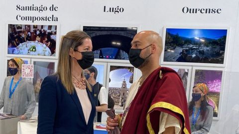 Lara Méndez y el edil Mauricio Repetto, de romano, en Fitur