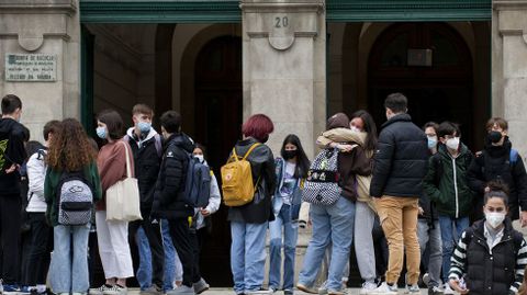 Alumnos a la puerta del IES Eusebio da Guarda, en A Coruña
