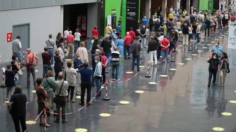 Colas para vacunarse en el Pais Vasco, con la incidencia más alta de España