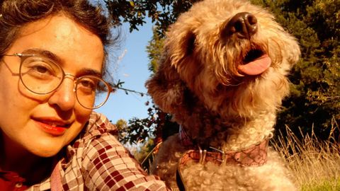 Iria Rodríguez y su inseparable perrita