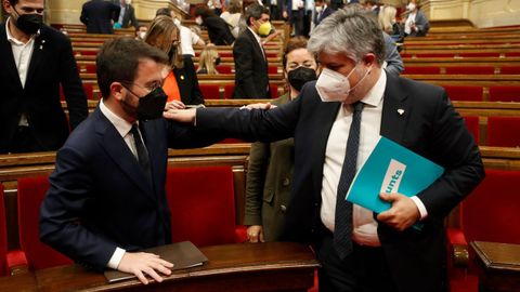 El candidato a la presidencia de la Generalitat, Pere Aragonès, y el portavoz de Junts en el Parlamento catalán, Albert Batet, este jueves al concluir la primera sesión del pleno de investidura