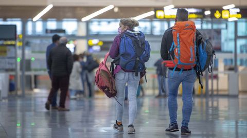 Pasajeros en el Aeropuerto Rosalía de Castro de Santiago de Compostela